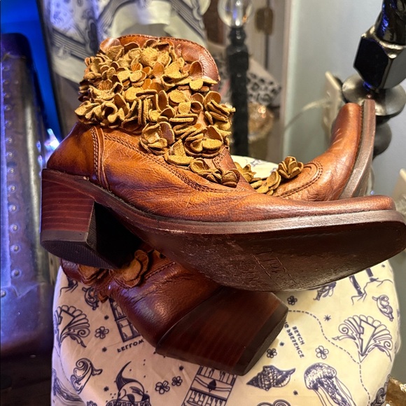 Artisan Floral Appliqué Leather Ankle Boots - Brown - Picture 4 of 4